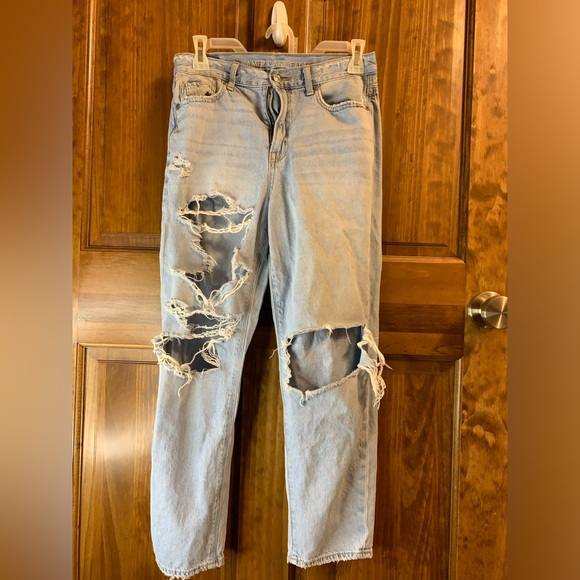 American Eagle Outfitters Denim - Women’s American Eagle Mom Straight Jean size 4 short